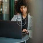 Evaluar la calidad de los cursos en línea para una educación confiable